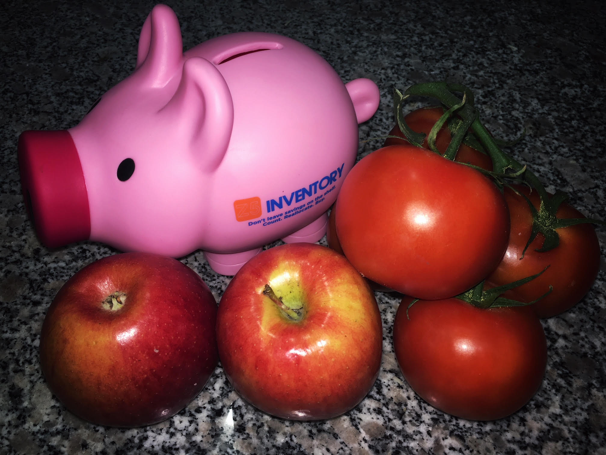 pig with apples and tomatoes